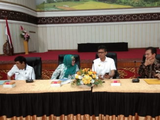 Irwan Prayitno aAAT MEMBUKA rapat Perkembangan Persiapan PENAS Petani - Nelayan XVI tahun 2020 di aula Kantor Gubernur Sumbar..