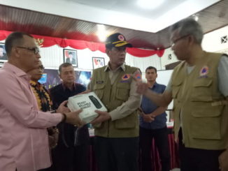 Penyerahan bantuan secara simbolis alat komunikasi satelit oleh Boni Monardo kepada Bupati Yudas Sabbagalet.