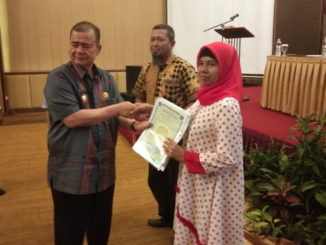 Penyerahan laporan pertumbuhan ekonomi Sumbar di awal 2019.