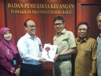 Prof. Irwan Prayitno menyerahkan LKPD 2018 di Kantor BPK RI Perwakilan Sumbar.