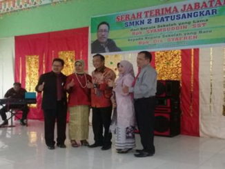 Rizanto Algamar bersama Kepala Sekolah yang lama Syamsuddin, S.ST bersama istri serta Kepala Sekolah Baru Drs. Syafren bersama istri.