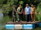 Wagub Nasrul Abit saat naik getek dalam rangka rencana perbaikan lingkungan danau Maninjau Agam.