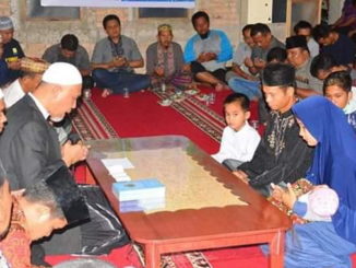 Wako Mahyeldi saat membimbing mualaf membaca du kalimah syahadat.