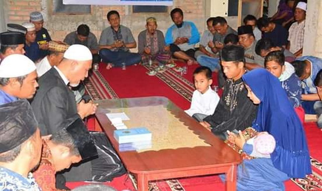 Wako Mahyeldi saat membimbing mualaf membaca du kalimah syahadat.