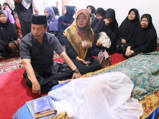 Aswirman saat berada di rumah duka.