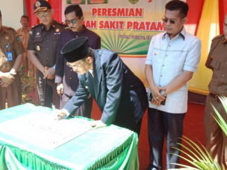 Bupati Pasaman, Yusuf Lubis menandatangani prasasti pemersmian RS Pratama Padang Gelugur.