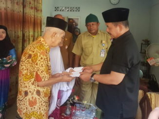 Fauzi Bahar memberikan bantuan buat keluarga Zul Firmansyah yang akan berangkat ke Selandia Baru.