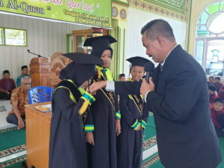 Fauzi Bahar mewisuda para khatam.