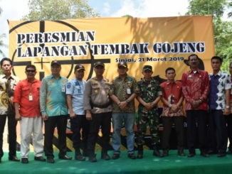 Foto bersama seusai peresmian Lapangan Tembak di Sinjai.
