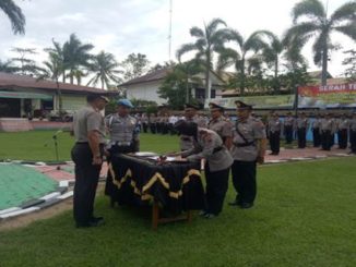 Iptu Fitri Dewi Utami,SIK sedang menandatangani SK sertijab disaksikan oleh Kapolres AKBP Bayuaji Yudha Prajas, SH.