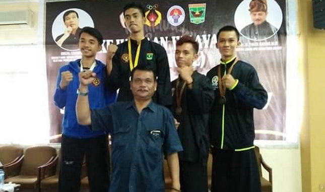 Irmai Hendry bersama pesilat binaannya.