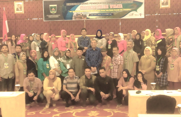 Kadis Paraiiwisata Sumbar Oni Yulvian dan Anggota Komisi V DPRD Sumbar Apris bersama peserta Bintek Sadar Wisata