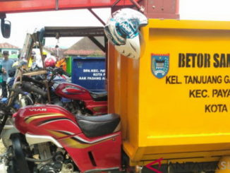 Motor pengangkut sampah di Paayakumbuh.