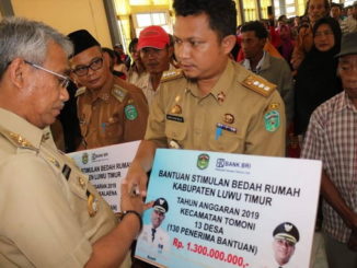 Penerahan secara simbolis bantuan bedah rumah di Luwu Timur.