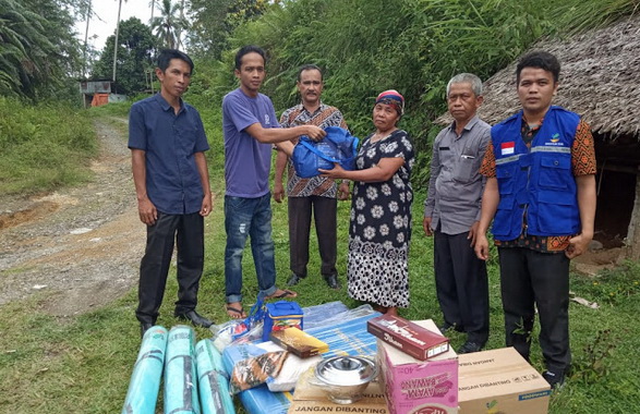Penyerahan bantuan kepada korban kebakaran di Padang Pariaman.