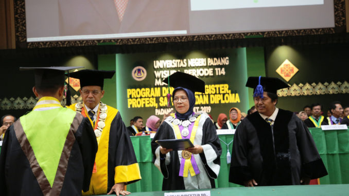 Prof Ganefri saat wisuda UNP ke 114.