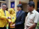 Prof Syahrial menyerahkan plakat UNP.
