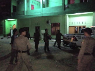 Satpol PP Kota Solok saat melakukan razia.