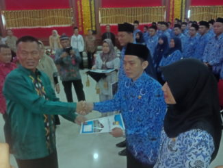 Wako Genius Umar menyerahkan SK CPNS.