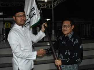 Bupati Andi Seto menyerahkan bendera kontingen Kab. Sinjai kepada pimpinan rombongan.