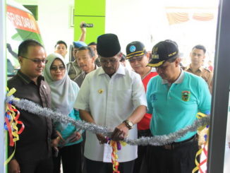 Bupati Gusmal menggunting pita tanda peresmian gedung Transpusi Darah di Kab. Solok.