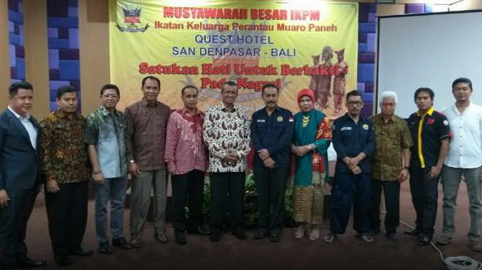 Bupati Gusmal saat menghadiri Mubes IKPM Bali di Denpasar.