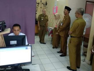 Bupati Pasaman Yusuf Lubis saat meninjau UNBBK di MAN 1 Lubuk Sikaping.