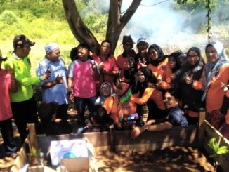 Emak-emak IKKA saat goro di Pandam Pekuburuan.