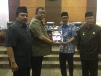 Gubernur Sumbar Irwan Prayitno menyerahkan Nota Pengantar terhadap LKPJ Gubernur Sumatera barat Tahun 2018 kepada Ketua DPRD Sumbar Ir Hendra Irwan Rahim
