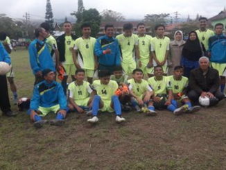 Iim SMKN-1 Padangpanjang fotobersama pelatih dan manejer.