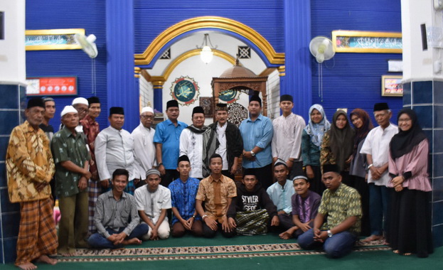 Irmai Hendy bersama tokoh masyarakat dan pengurus mesjid beserta anggota Karang Taruna di mesjid Al Rasul Kampung Jua.