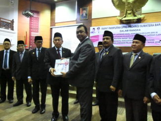 Ketua BPK RI Moermahdi Soerja Djanegara menyerahkan LHP BPK RI atas LKPD Pemprov Sumbar tahun 2018.