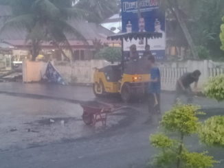 Pengaspalan jalan di kawasan rumah Bupati Padang Pariaman saat hujan.