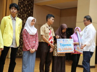 Penyerahan bantuan dari Tokopedia.