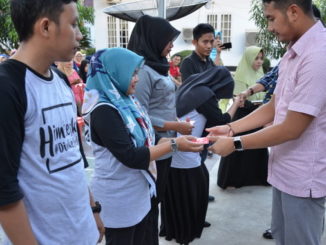 Penyerahan isentif bagi TKS Kesehatan di Sinjai.