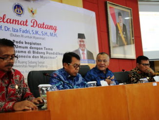 Rektor dan Wakil Rektor UNP bersama Iza Fadri.