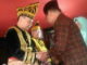 Salah satu prosesi pemberian Gelar Sko kepada Bupati Adirozal.