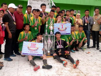 Sang juara SMPN 4 usai menerima hadiah