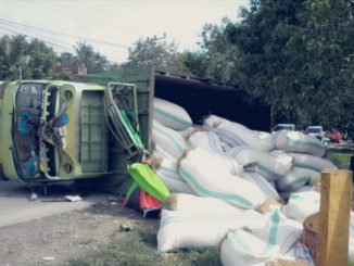 Truk yang terbalik di Palopo.