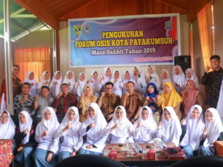 Wawako Erwin Yunaz bersama pengurus OSIS.