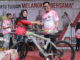 Wawako Erwin Yunaz menyerahkan hadiah pada pemenang Pemilu Run.