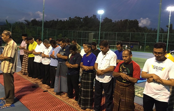 Anggota dan pengurus PTC shalat Maghrib di lapangan tennis.