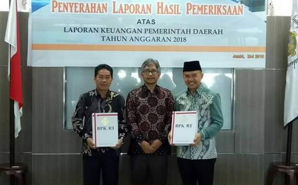Bupati Adirozal dan Ketua DPRD Kab. Kerinci bersama Kepala BPK RI Perwakilan Jambi.