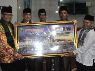 Bupati Gusmal saat menyerahkan jam digital bantuan Pemkab Solok.