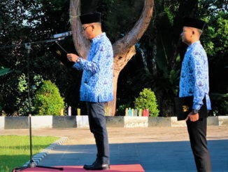 Bupati Yudas Sabbagalet saat membcakan pidato tertulis Menteri Pendidikan dan Kebudayaan, Muuhadjir Effendi.