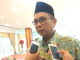 Drs. Alwis saat diwawancarai wartawan.