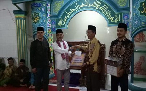 Drs.Yuhardi sedang memberikan bantuan untuk masjid Raya Tanjung Alam.