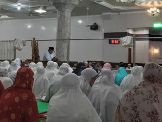 Ervic Rinaldy menyampaikan programpembangunan kota Padang Panjang dihadapan jemaah Masjid Raya Jihad Kota Padang Panjang.