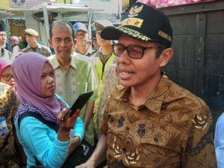 Gubernur Irwan Prayitno saat Operasi Pasar Bawang Putih di Padang.