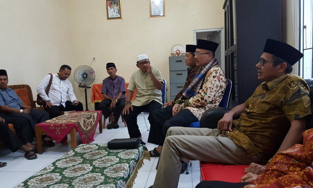 Gubernur Sumbar saat menunggu waktu berbuka di Pasaman.